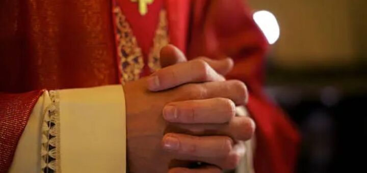 Pierwszy biskup stanie przed sądem za ukrywanie pedofilii w Kościele